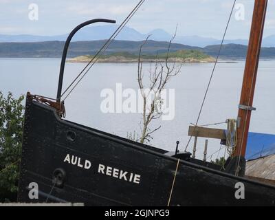 Blick auf Auld Reekie, VIC 27, auf dem Slipway auf dem Crinan Boatyard, wo sie als 66 Fuß langer Clyde-Dampfpuffer zu ihrem früheren Ruhm zurückversetzt wird. Stockfoto