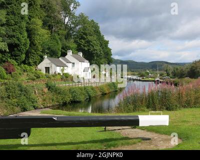 Postkartenmotiv der schottischen Landschaft entlang des Crinan-Kanals im alten Königreich Dalriada. Stockfoto