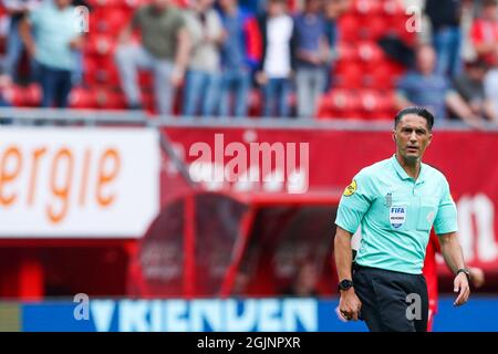 Enschede, Niederlande. September 2021. ENSCHEDE, NIEDERLANDE - 11. SEPTEMBER: Schiedsrichter Serdar Gozubuyuk während des niederländischen Eredivisie-Spiels zwischen FC Twente und FC Utrecht am 11. September 2021 in Enschede, Niederlande (Foto: Marcel ter Bals/Orange Picics) Credit: Orange Pics BV/Alamy Live News Stockfoto