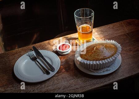 Klassisches britisches Gericht mit Pie und Ale im Guinea Grill in Mayfair, London, Großbritannien Stockfoto