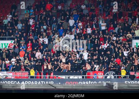 Enschede, Niederlande. September 2021. ENSCHEDE, NIEDERLANDE - 11. SEPTEMBER: Fans und Unterstützer des FC Utrecht während des niederländischen Eredivisie-Spiels zwischen dem FC Twente und dem FC Utrecht am 11. September 2021 in Enschede, Niederlande (Foto von Marcel ter Bals/Orange Picics) Credit: Orange Pics BV/Alamy Live News Stockfoto