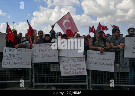 Istanbul, Türkei. September 2021. Am 11. September 2021 protestieren Menschen in Istanbul, Türkei, gegen die Impfpflicht. Foto von Can Ozer/Depo Photos/ABACAPRESS.COM Credit: Abaca Press/Alamy Live News Stockfoto