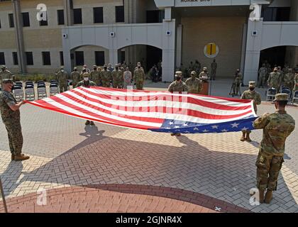 San Angelo, Texas, Vereinigte Staaten von Amerika. 10. September 2021. Eine gemeinsame Jervice-Farbwache des US-Militärs bereitet sich darauf vor, eine amerikanische Flagge zum Gedenken an den 20. Jahrestag der Terroranschläge von 9/11 auf den Luftwaffenstützpunkt Goodfellow am 10. September 2021 in San Angelo, Texas, zu folden. Die Veranstaltung erinnert an die fast 3,000 Menschen, die am 11. September 2001 von Terroristen getötet wurden. Quelle: SRA Abbey Rieves/USA Air Force/Alamy Live News Stockfoto