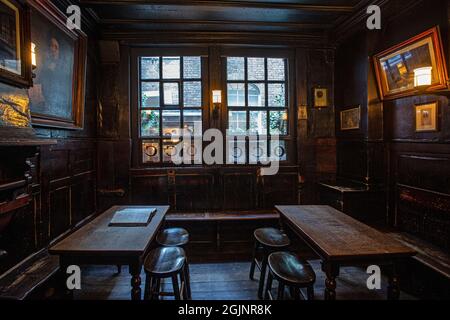 Innenansicht des traditionellen Pubs The Ye Olde Cheese The City of London, Großbritannien Stockfoto