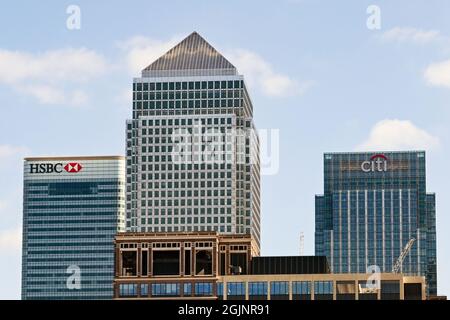 London, England - August 2021: Büros von Finanzunternehmen in Wolkenkratzern in Canary Wharf Stockfoto