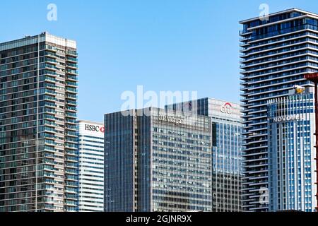 London, England - August 2021: Büros von Finanzunternehmen in Wolkenkratzern in Canary Wharf. Auf der rechten Seite befindet sich das Novotel Hotel. Stockfoto