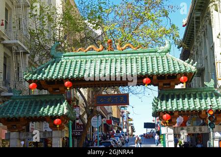 Chinatown Dragon Gateway Paifang auf der Grant Avenue in der Bush Street im historischen Chinatown in San Francisco, Kalifornien, USA. Stockfoto