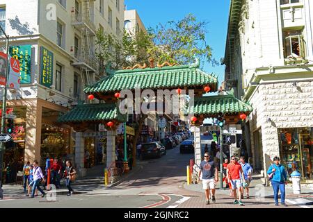 Chinatown Dragon Gateway Paifang auf der Grant Avenue in der Bush Street im historischen Chinatown in San Francisco, Kalifornien, USA. Stockfoto