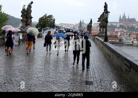 Prag, Tschechische Republik. September 2021. Fußgänger mit einem Regenschirm wandern während regnerischer Tage in der Tschechischen Republik über die Karlsbrücke in Prag. (Bild: © Slavek Ruta/ZUMA Press Wire) Bild: ZUMA Press, Inc./Alamy Live News Stockfoto