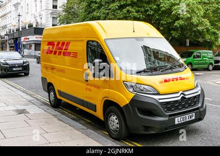 London, England - August 2021: Lieferwagen von DHL auf einer Straße im Zentrum von London geparkt Stockfoto
