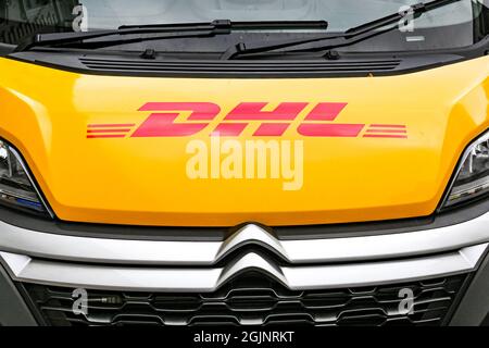 London, England - August 2021: Nahaufnahme des DHL-Logos auf der Vorderseite eines seiner Lieferwagen Stockfoto