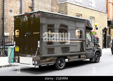 London, England - August 2021: Lieferwagen für den United Parcel Service, besser bekannt als UPS. Stockfoto