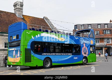 Swanage, Dorset, England - Juni 2021: Der öffentliche Bus hielt an der Bushaltestelle vor dem Bahnhof Swanage in der Nähe des Stadtzentrums Stockfoto