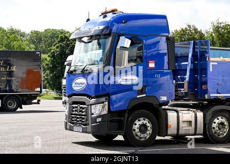 Swindon, Wiltshire, England - Juni 2021: Sattelschlepper von Wincanton Transport, der an einer Autobahnstation abgestellt wurde Stockfoto