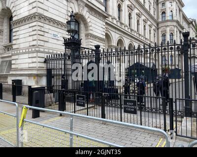 DOWNING STREET, LONDON, Großbritannien - 4. August 2021: Downing Street (Nummer 10 ist die Heimat des britischen Premierministers) Boris Johnson - Westminster London großbritannien Stockfoto