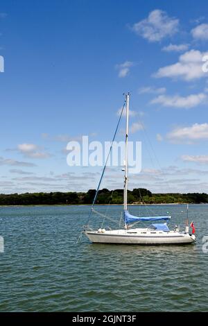 Poole, Dorset, England - Juni 2021: Segelboot vor Anker im Hafen von Poole Stockfoto