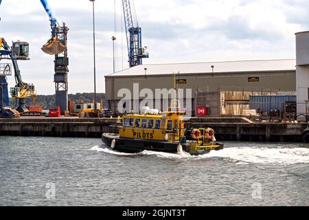 Poole, Dorset, England - 2021. Juni: Motorbootfahrer verlässt den Hafen von Poole Stockfoto