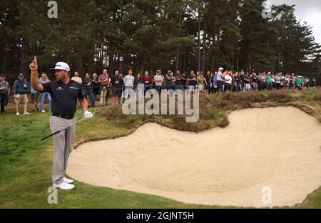 Der nordirische Graeme McDowell bereitet sich darauf vor, am 11. Tag der BMW PGA Championship im Wentworth Golf Club, Virginia Water, einen Schuss aus einem Bunker zu spielen. Bilddatum: Samstag, 11. September 2021. Stockfoto