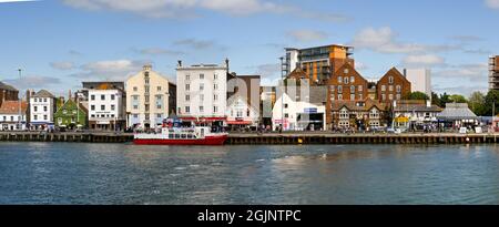 Poole, Dorset, England - Juni 2021: Panoramablick auf die Uferpromenade im Hafen von Poole Stockfoto