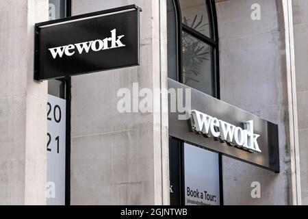 London, England - 2021. August: Schild über dem Eingang zu einer Niederlassung des Büros We Work und der Co-Working Company Stockfoto