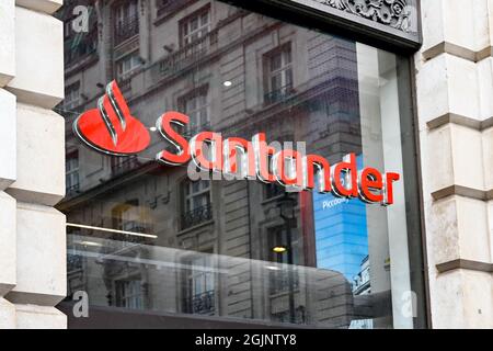 London, England - 2021. August: Schild über dem Eingang zu einer Filiale der Santander Bank. Stockfoto