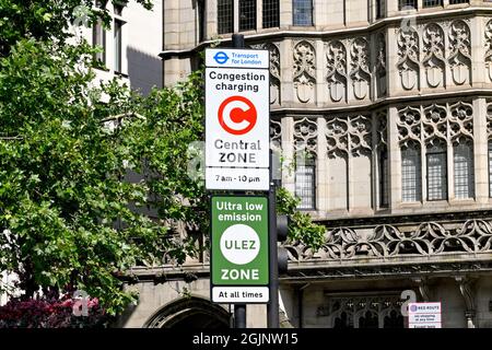 London, England - 2021. August: Melden Sie sich im Zentrum von London an und warnen Sie die Fahrer vor dem Betreten einer Maut-Zone und einer Zone mit extrem niedrigen Emissionen Stockfoto