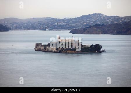 Alcatraz Island Luftaufnahme in der Bucht von San Francisco, von der Spitze des Coit Tower in der Innenstadt von San Francisco, Kalifornien, USA. Die Insel ist früher ein Stockfoto