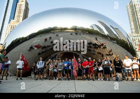 Chicago, USA. September 2021. Veteranen und ihre Familien versammeln sich zu einer Gedenkwanderung, die von der Chicago Marines Foundation veranstaltet wird, um der dreizehn Mitglieder des US-Dienstes zu gedenken, die am 26. August am Samstag, dem 11. September 2021 in Chicago, IL, am Flughafen Kabul getötet wurden. (Foto von Christopher Dilts/Sipa USA) Quelle: SIPA USA/Alamy Live News Stockfoto