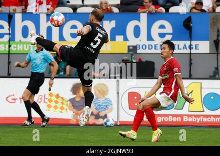 Freiburg Im Breisgau, Deutschland. September 2021. Fußball: Bundesliga, SC Freiburg - 1. FC Köln, Matchday 4, Dreisamstadion: Der Kölner Rafael Czichos (l.) am Ball neben dem Freiburger Woo-Yeong Jeong. Quelle: Philipp von Ditfurth/dpa - WICHTIGER HINWEIS: Gemäß den Bestimmungen der DFL Deutsche Fußball Liga und/oder des DFB Deutscher Fußball-Bund ist es untersagt, im Stadion und/oder vom Spiel aufgenommene Fotos in Form von Sequenzbildern und/oder videoähnlichen Fotoserien zu verwenden oder zu verwenden./dpa/Alamy Live News Stockfoto