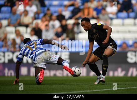 Reading's Andy Yiadom (links) und Chris Willock der Queens Park Rangers während des Sky Bet Championship-Spiels im Select Car Leasing Stadium, Reading. Bilddatum: Samstag, 11. September 2021. Stockfoto