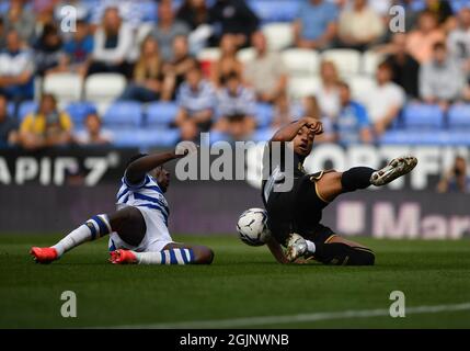 Reading's Andy Yiadom (links) und Chris Willock der Queens Park Rangers während des Sky Bet Championship-Spiels im Select Car Leasing Stadium, Reading. Bilddatum: Samstag, 11. September 2021. Stockfoto