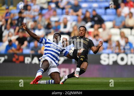 Reading's Andy Yiadom (links) und Chris Willock der Queens Park Rangers während des Sky Bet Championship-Spiels im Select Car Leasing Stadium, Reading. Bilddatum: Samstag, 11. September 2021. Stockfoto