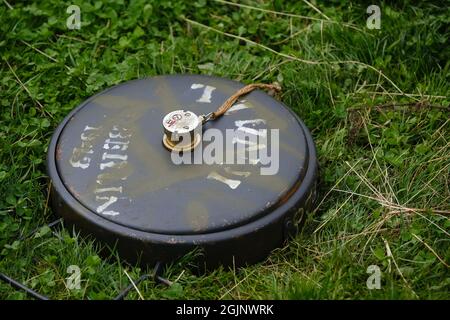 Eine Panzerabwehr-Mine (abgekürzt „BEI mir“) ist eine Art von Landmine, die dazu bestimmt ist, Fahrzeuge einschließlich Panzer und gepanzerte Kampffahrzeuge zu beschädigen oder zu zerstören Stockfoto