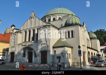 Trenčín in der Slowakei: Ehemalige Synagoge, jetzt Kunstzentrum; die Burg Stockfoto