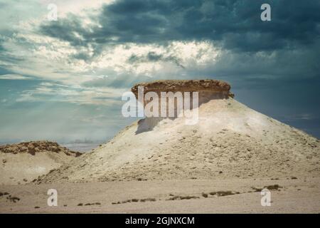 Ruinen auf einem Kalksteinfelsen in Zekreet, Katar Stockfoto