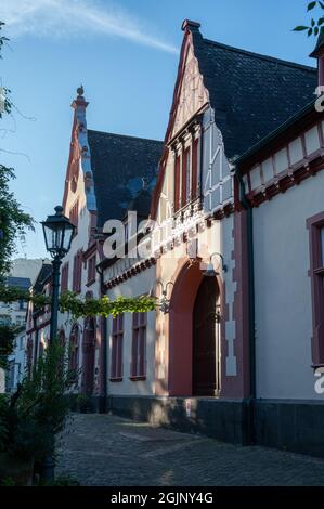 Wandern im Moseltal, Häuser der Altstadt Traben-Trarbach, Deutschland im Sommer Stockfoto
