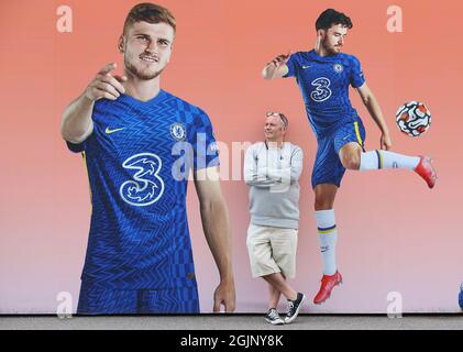 London, England, 11. September 2021. Ein Chelsea-Fan steht vor einem Bild von Timo Werner von Chelsea vor dem Premier League-Spiel in Stamford Bridge, London. Bildnachweis sollte lauten: Paul Terry / Sportimage Kredit: Sportimage/Alamy Live News Stockfoto