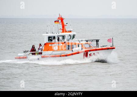 Wilhelmshaven, Deutschland. September 2021. Der Rettungskreuzer 'Peter Habig' der Deutschen Seesuche und Rettungsdienste (DGzRS) ist bei bewölktem Wetter auf der Jade-Bucht unterwegs. Quelle: Hauke-Christian Dittrich/dpa/Alamy Live News Stockfoto