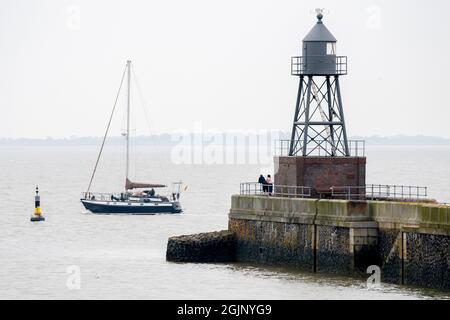 Wilhelmshaven, Deutschland. September 2021. Vor dem historischen Kreuzfeuer auf der Jade Bay ist bei bewölktem Wetter eine Segelyacht unterwegs. Quelle: Hauke-Christian Dittrich/dpa/Alamy Live News Stockfoto