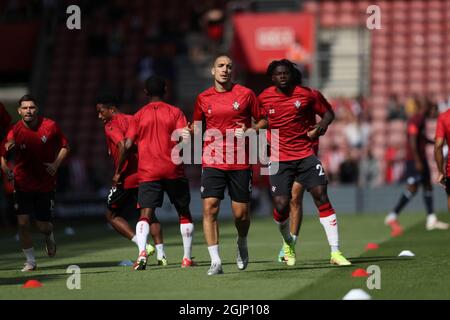 Oriol Romeu aus Southampton erwärmt sich vor dem Spiel der Premier League im St. Mary's Stadium in Southampton. Bilddatum: Samstag, 11. September 2021. Stockfoto