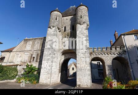 Mittelalterlicher Turm Samois Tor in Moret-sur-Loing. Moret-sur-Loing ist eine Gemeinde im Département seine-et-Marne in der Region Ile-de-France. Stockfoto