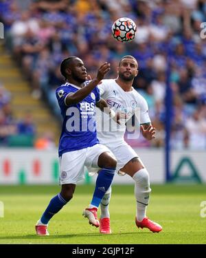 Ademola Lookman von Leicester City (links) und Kyle Walker von Manchester City kämpfen beim Premier League-Spiel im King Power Stadium, Leicester, um den Ball. Bilddatum: Samstag, 11. September 2021. Stockfoto