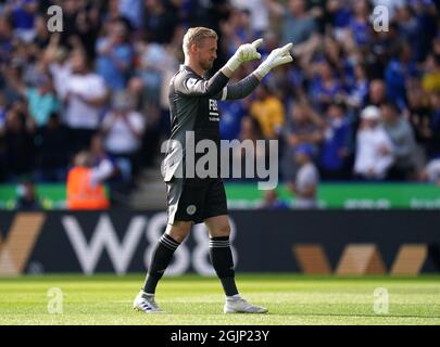 Leicester City-Torhüter Kasper Schmeichel zeigt den Fans, dass VAR während des Premier League-Spiels im King Power Stadium in Leicester ein Tor für ihre Seite ausschließen wird. Bilddatum: Samstag, 11. September 2021. Stockfoto