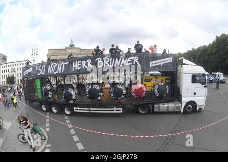 Berlin, Deutschland. September 2021. Bei einer Demonstration gegen hohe Mieten fährt ein Lastwagen des in München lebenden österreichischen Künstlers Wolfgang Flatz mit der Aufschrift 'so nicht Herr Brunner' am Brandenburger Tor vorbei. Quelle: Felix Hörhager/dpa/Alamy Live News Stockfoto