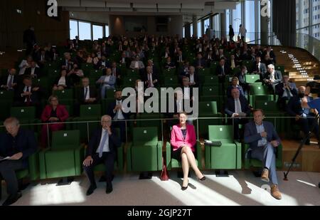 09. September 2021, Sachsen, Leipzig: Katrin Leonhardt, Vorstandsvorsitzende der Sächsischen Aufbaubank, sitzt während der Eröffnungsveranstaltung in einem Sonnenstrahl. Das Entwicklungsinstitut des Freistaates verfügt nun neben seinem bisherigen Hauptsitz in Dresden über einen zweiten großen Standort in der Messestadt. Der Neubau beherbergt laut SAB rund 500 Arbeitsplätze, von denen zunächst 200 belegt sind. Später sollen rund 400 Mitarbeiter in Leipzig arbeiten. Das aufwendige Gebäude, das von einem Londoner Architekturbüro entworfen wurde, kostete rund 165 Millionen Euro. Ursprünglich 107 Millionen Euro plus ein Stockfoto