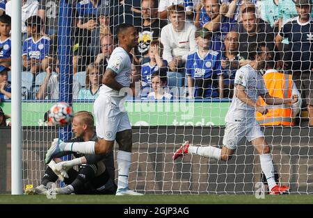 Leicester, England, 11. September 2021. Kasper Schmeichel von Leicester City reagiert, als Bernardo Silva von Manchester City ihr erstes Tor während des Premier League-Spiels im King Power Stadium in Leicester feiert. Bildnachweis sollte lauten: Darren Staples / Sportimage Stockfoto