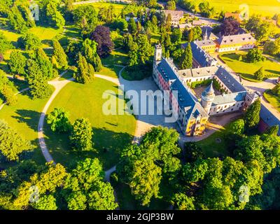 Schloss Sychrov bei Sonnenuntergang, Tschechische Republik . Luftaufnahme von der Drohne. Stockfoto