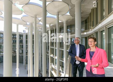 09. September 2021, Sachsen, Leipzig: Katrin Leonhardt, Vorstandsvorsitzende der Sächsischen Aufbaubank, steht auf einem Balkon des Gebäudes mit Hartmut Vorjohann (CDU), dem sächsischen Finanzminister. Das Entwicklungsinstitut des Freistaates verfügt nun neben seinem bisherigen Hauptsitz in Dresden über einen zweiten großen Standort in der Messestadt. Der Neubau soll laut SAB rund 500 Arbeitsplätze beherbergen, von denen zunächst 200 belegt werden. Später sollen rund 400 Mitarbeiter in Leipzig arbeiten. Das aufwendige Gebäude, das von einem Londoner Architekturbüro entworfen wurde, kostete rund 165 Millionen Stockfoto