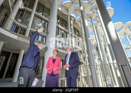 09. September 2021, Sachsen, Leipzig: Hartmut Oswalt (l), Baubeirat, Katrin Leonhardt, Vorsitzende des Vorstandes der Sächsischen Aufbaubank, steht mit Hartmut Vorjohann (CDU), Finanzminister Sachsens, auf einem Balkon des Gebäudes. Das Entwicklungsinstitut des Freistaates verfügt nun neben seinem bisherigen Hauptsitz in Dresden über einen zweiten großen Standort in der Messestadt. Der Neubau soll laut SAB rund 500 Arbeitsplätze beherbergen, von denen zunächst 200 belegt werden. Später sollen rund 400 Mitarbeiter in Leipzig arbeiten. Das aufwendige Gebäude, entworfen von A Lo Stockfoto