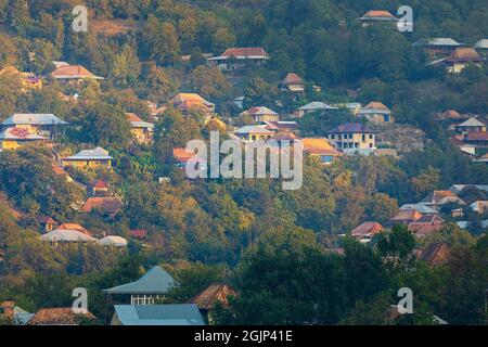 Das alte Dorf Kish und die Kuppel der alten albanischen Kirche bei Sonnenaufgang Stockfoto